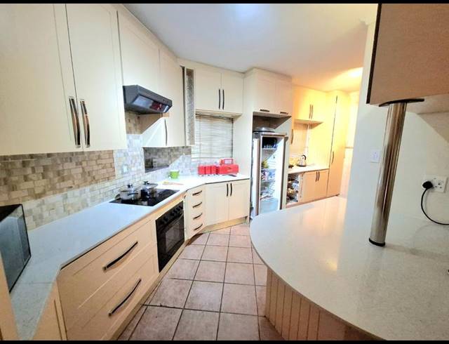 4 BEDROOM HOUSE FOR SALE IN ERASMUSKLOOF